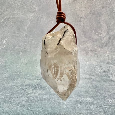 【カイラス産】天然ヒマラヤ水晶革紐付きペンダント/Kailash Himalayan Quartz Pendant