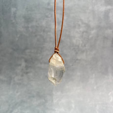 【カイラス産】天然ヒマラヤ水晶革紐付きペンダント/Kailash Himalayan Quartz Pendant