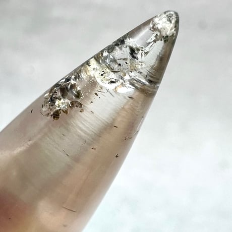 【ガネッシュヒマール産】クローライト&シルバー雲母バイオタイト入り天然ヒマラヤ水晶"手磨き加工"ペンデュラム③/Ganesh Himal Chlorite&silver mica&Biotite in