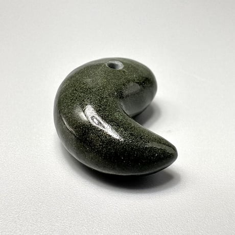 【ガネッシュヒマール産】クローライトインヒマラヤ水晶"手磨き加工"勾玉ビーズ/Ganesh Himal Chlorite in Himalayan Quartz Magatama