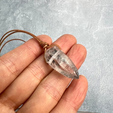 【カイラス産】天然ヒマラヤ水晶革紐付きペンダント/Kailash Himalayan Quartz Pendant