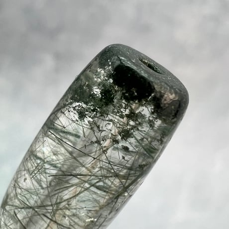 【ガネッシュヒマール産】アクチノライト&クローライトイン天然ヒマラヤ水晶 樽型ビーズ⑱/Ganesh Himal Actinolite&Chlorite in barrel beads