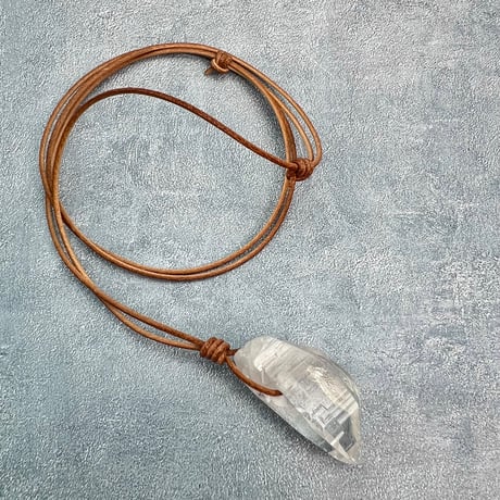 【カイラス産】天然ヒマラヤ水晶革紐付きペンダント⑧/Kailash Himalayan Quartz Pendant