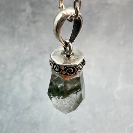 【ガネッシュヒマール産】アクチノライト&クローライト天然ヒマラヤ水晶ペンダントトップ①/Ganesh Himal Actinorite in Himalayan Quartz Pendant Top