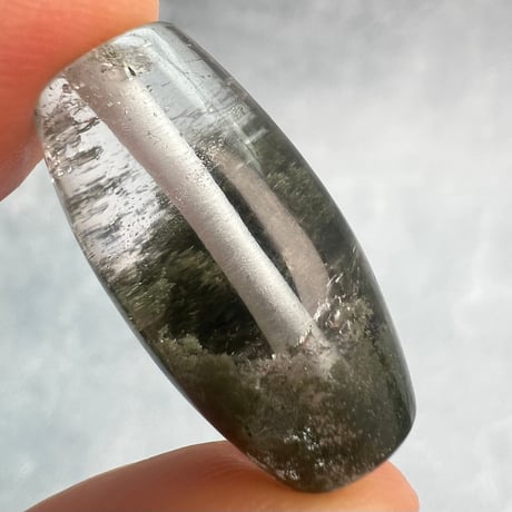 【ガネッシュヒマール産】クローライトイン天然ヒマラヤ水晶 樽型ビーズ⑯/Ganesh Himal Chlorite in Himalayan Quartz barrel beads