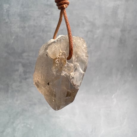 【ガウリシャンカール産】天然ヒマラヤスモーキークォーツ革紐ペンダント③/GauriShankar Himalayan Smoky Quartz Pendant