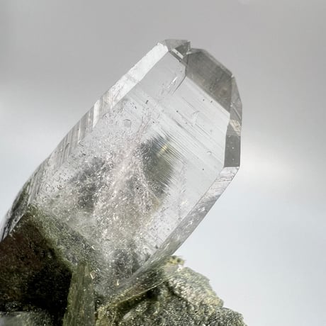 【ガネッシュヒマール産】クローライトイン天然ヒマラヤ水晶ミニクラスター/Ganesh Himal  Chlorite in Himalayan Quartz Mini Cluster
