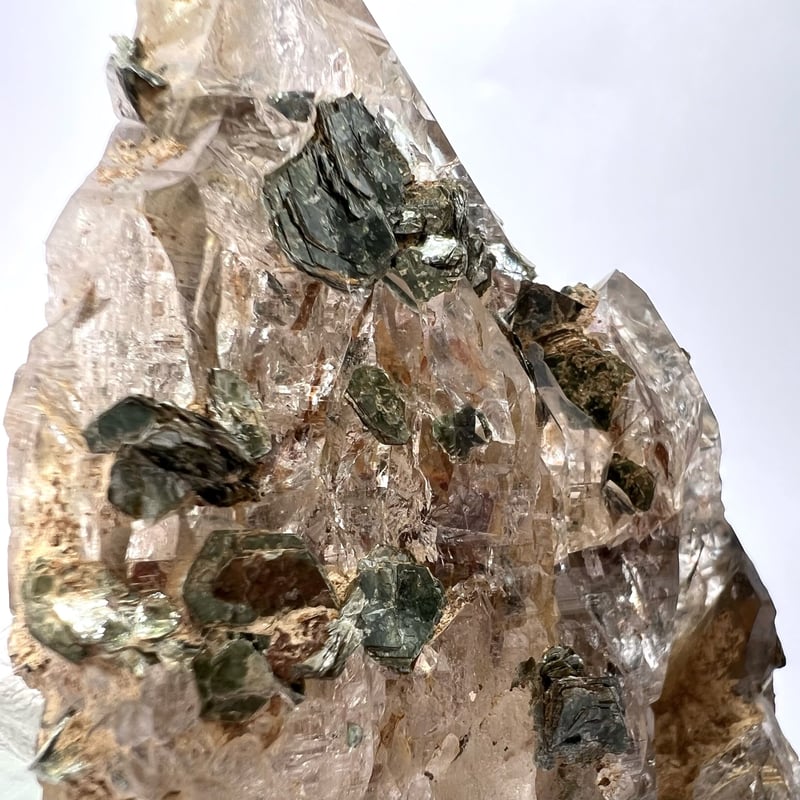 ガネーシュヒマール産バイオタイト&フックサイト入り天然ヒマラヤ水晶