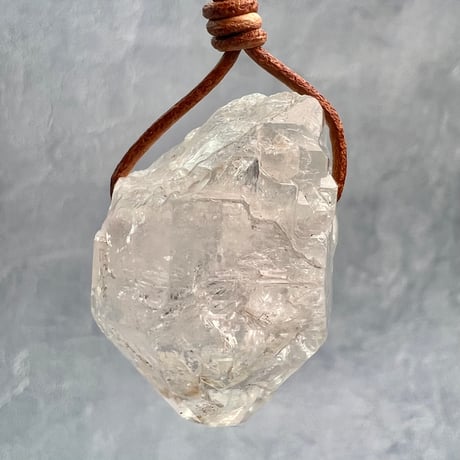 カイラス産】天然ヒマラヤ水晶革紐付きペンダント②/Kailash Himalayan Quartz Pendant