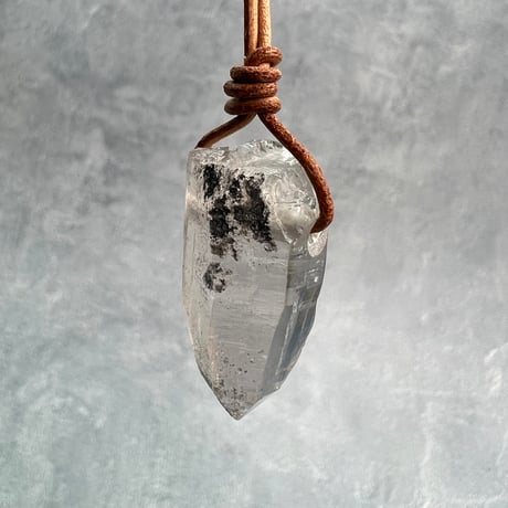 【カイラス産】天然ヒマラヤ水晶革紐付きペンダント/Kailash Himalayan Quartz Pendant