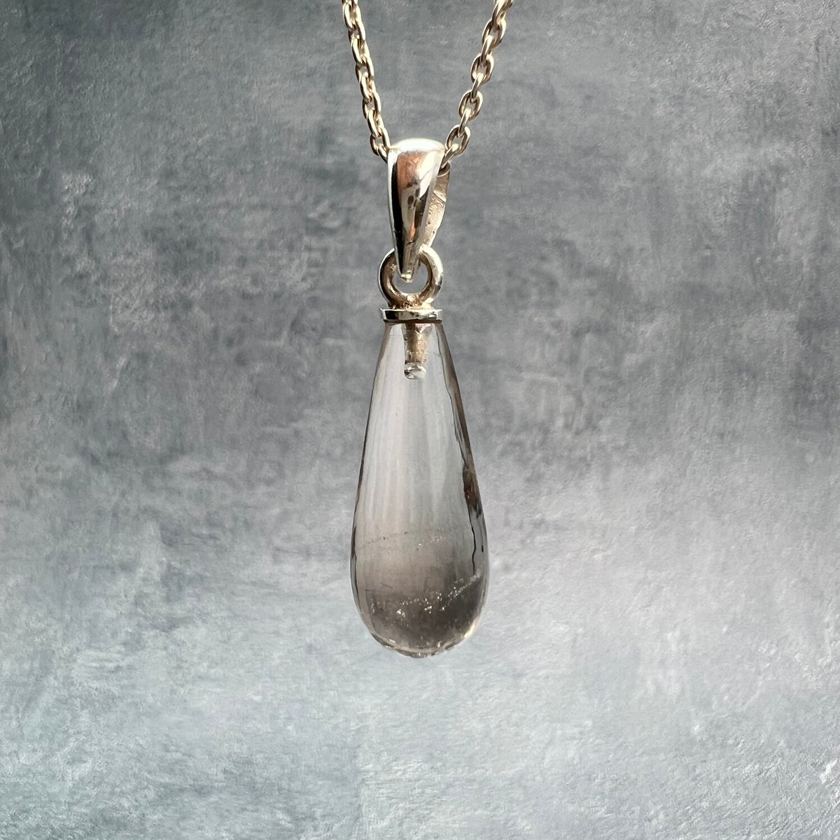 ガウリシャンカール産 ヒマラヤ水晶 ライトスモーキークォーツ 原石　ペンダント ガウリシャンカール産】天然ヒマラヤスモーキークォーツ雫型ペンダント