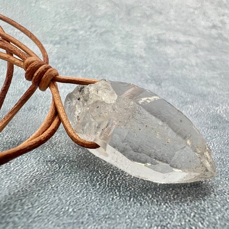 【カイラス産】天然ヒマラヤ水晶革紐付きペンダント④/Kailash Himalayan Quartz Pendant