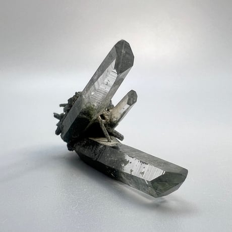 【ガネッシュヒマール産】クローライトイン天然ヒマラヤ水晶ミニクラスター/Ganesh Himal  Chlorite in Himalayan Quartz Mini Cluster