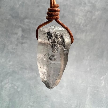 【カイラス産】天然ヒマラヤ水晶革紐付きペンダント/Kailash Himalayan Quartz Pendant