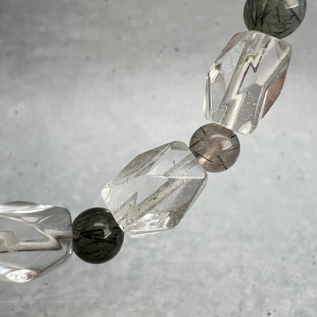 【デザインブレスレット】カイラス産×ガネッシュヒマール産アクチノライトビーズ/Kailash×Ganesh Himal Actinolite in Himalayan Quartz