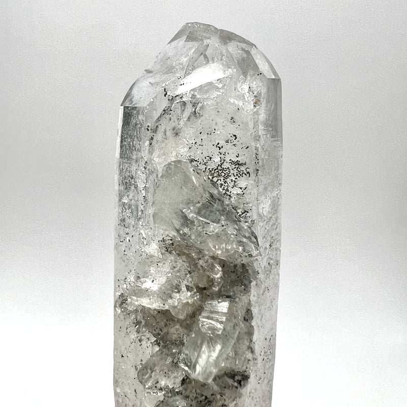 マニハール産 大きなV字谷のあるポイント クローライトインオン