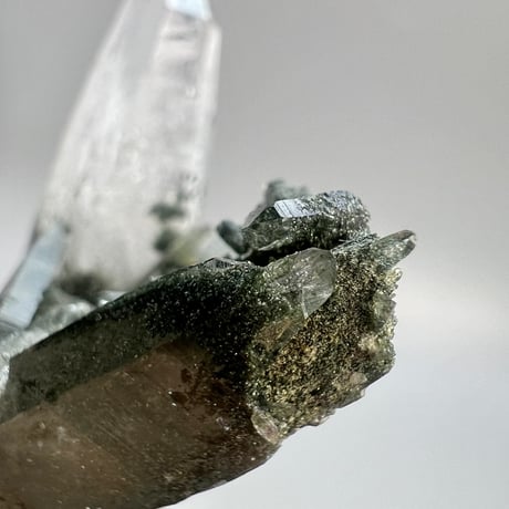 【ガネッシュヒマール産】クローライトイン天然ヒマラヤ水晶ミニクラスター/Ganesh Himal  Chlorite in Himalayan Quartz Mini Cluster