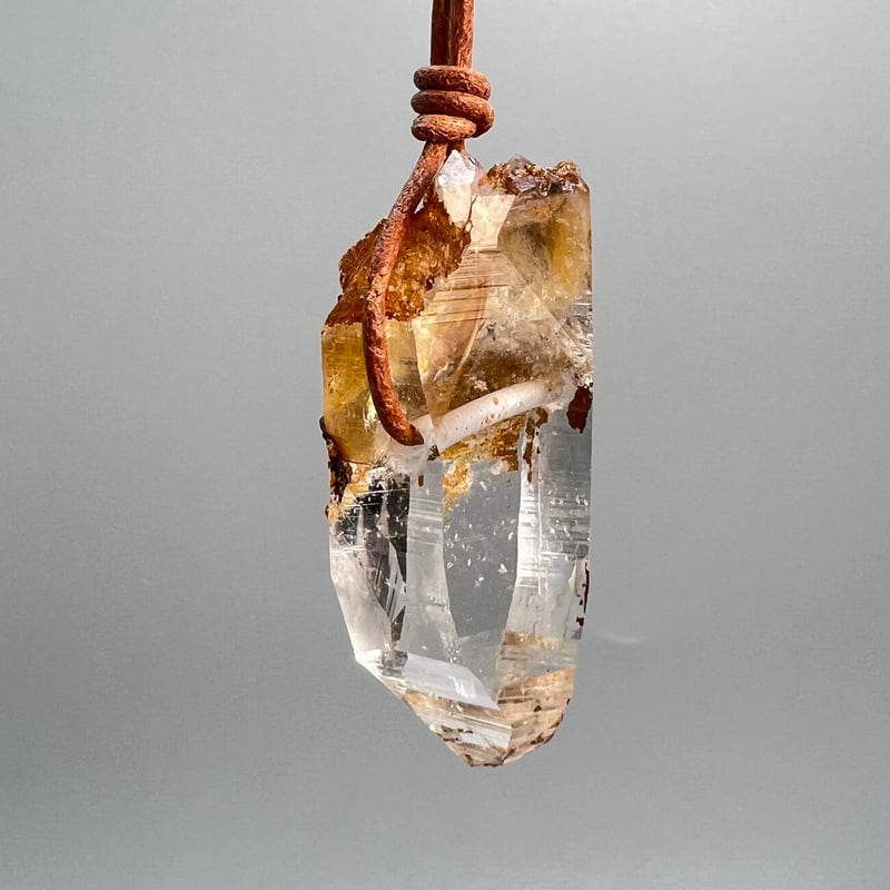 ガネーシュヒマール ヒンドゥン産 リモナイトインクォーツ ガネッシュヒマール/ヒンドゥン産]ヒマラヤ水晶オイルイン