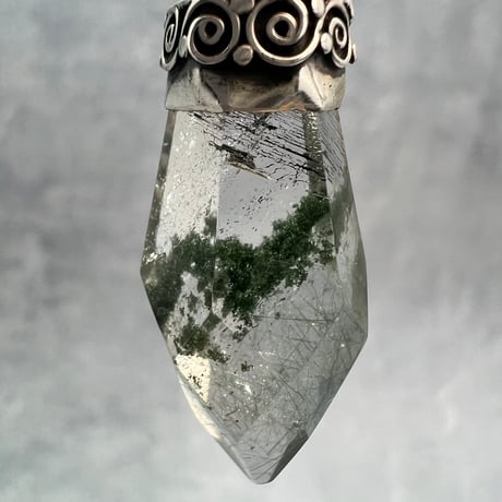 【ガネッシュヒマール産】アクチノライト&クローライト天然ヒマラヤ水晶ペンダントトップ①/Ganesh Himal Actinorite in Himalayan Quartz Pendant Top