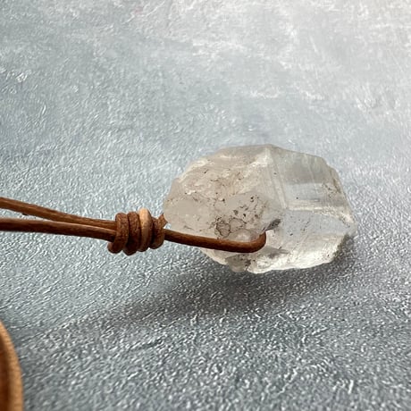 【カイラス産】天然ヒマラヤ水晶革紐付きペンダント/Kailash Himalayan Quartz Pendant