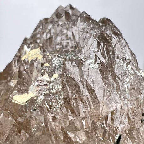 【ガネッシュヒマール産】バイオタイト&フックサイト入り天然ヒマラヤ水晶/Ganesh Himal Biotite&Fuchsite in Himalayan Quartz