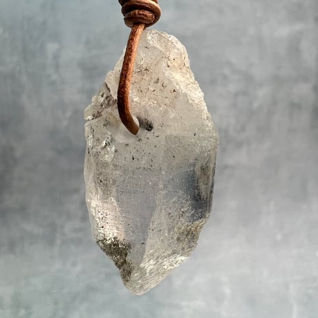 【カイラス産】天然ヒマラヤ水晶革紐付きペンダント/Kailash Himalayan Quartz Pendant