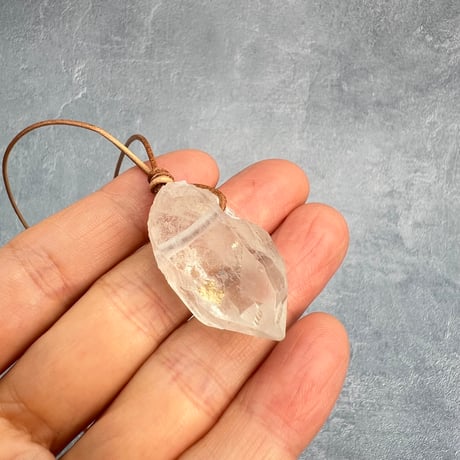 【カイラス産】天然ヒマラヤ水晶革紐付きペンダント⑦/Kailash Himalayan Quartz Pendant