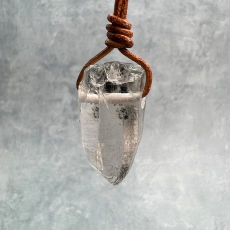 【カイラス産】天然ヒマラヤ水晶革紐付きペンダント/Kailash Himalayan Quartz Pendant