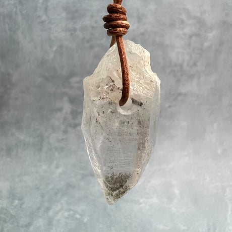 【カイラス産】天然ヒマラヤ水晶革紐付きペンダント/Kailash Himalayan Quartz Pendant