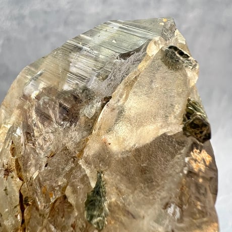 【ガネッシュヒマール産】バイオタイト&フックサイト入り天然ヒマラヤ水晶/Ganesh Himal Biotite&Fuchsite in Himalayan Quartz