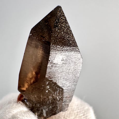 ガウリシャンカール産天然ヒマラヤスモーキークォーツ革紐ペンダント/GauriShankar Himalayan Smoky Quartz Pendant