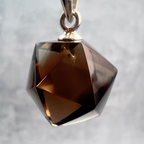 【ガウリシャンカール産】天然ヒマラヤ水晶"手磨き加工"イコサヘドロン"ペンダントトップ①/GauriShankar Himalayan Quartz "Icosahedron"Pendant Top