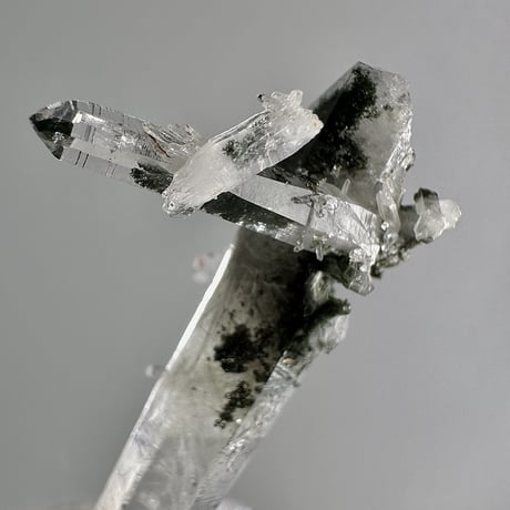 【ガネッシュヒマール産】アクチノライト&クローライトイン天然ヒマラヤ水晶ミニポイント"OO"/Ganesh Himal Actinolite&Chlorite in Himalayan
