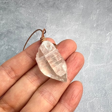 【カイラス産】天然ヒマラヤ水晶革紐付きペンダント/Kailash Himalayan Quartz Pendant