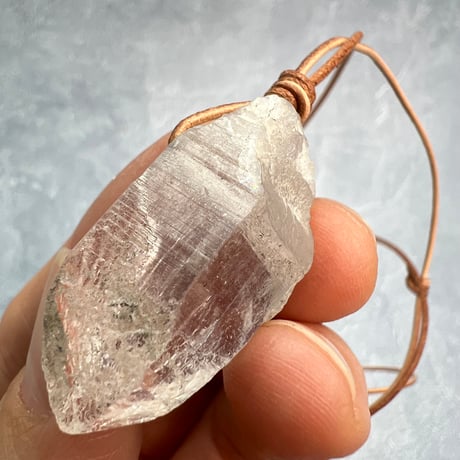 【カイラス産】天然ヒマラヤ水晶革紐付きペンダント/Kailash Himalayan Quartz Pendant