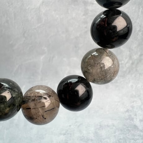 【ガネッシュヒマール産】アクチノライトイン天然ヒマラヤ水晶ブレスレット(グレーブラック系)/Ganesh Himal Actinorite in Himalayan Quartz Bracelet