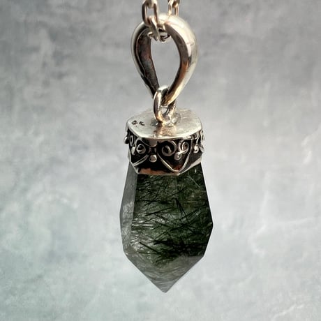 【ガネッシュヒマール産】アクチノライトイン天然ヒマラヤ水晶ペンダントトップ/Ganesh Himal Actinorite in Himalayan Quartz Pendant Top
