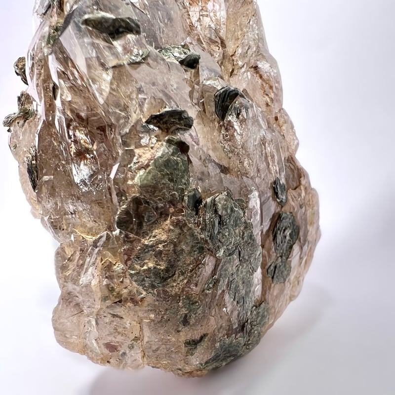 ガネーシュヒマール産バイオタイト&フックサイト入り天然ヒマラヤ水晶