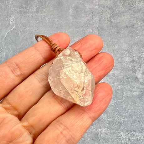 カイラス産】天然ヒマラヤ水晶革紐付きペンダント②/Kailash Himalayan Quartz Pendant