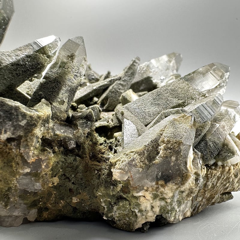 ガネッシュヒマール産クローライトインヒマラヤ水晶クラスター Ganesh