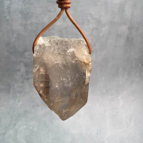 【ガウリシャンカール産】天然ヒマラヤスモーキークォーツ革紐ペンダント③/GauriShankar Himalayan Smoky Quartz Pendant