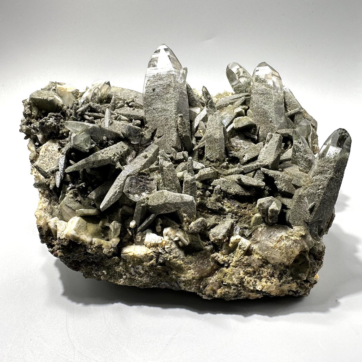 ガネッシュヒマール産クローライトインヒマラヤ水晶クラスター Ganesh