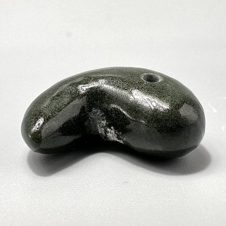 【ガネッシュヒマール産】クローライトインヒマラヤ水晶"手磨き加工"勾玉ビーズ/Ganesh Himal Chlorite in Himalayan Quartz Magatama
