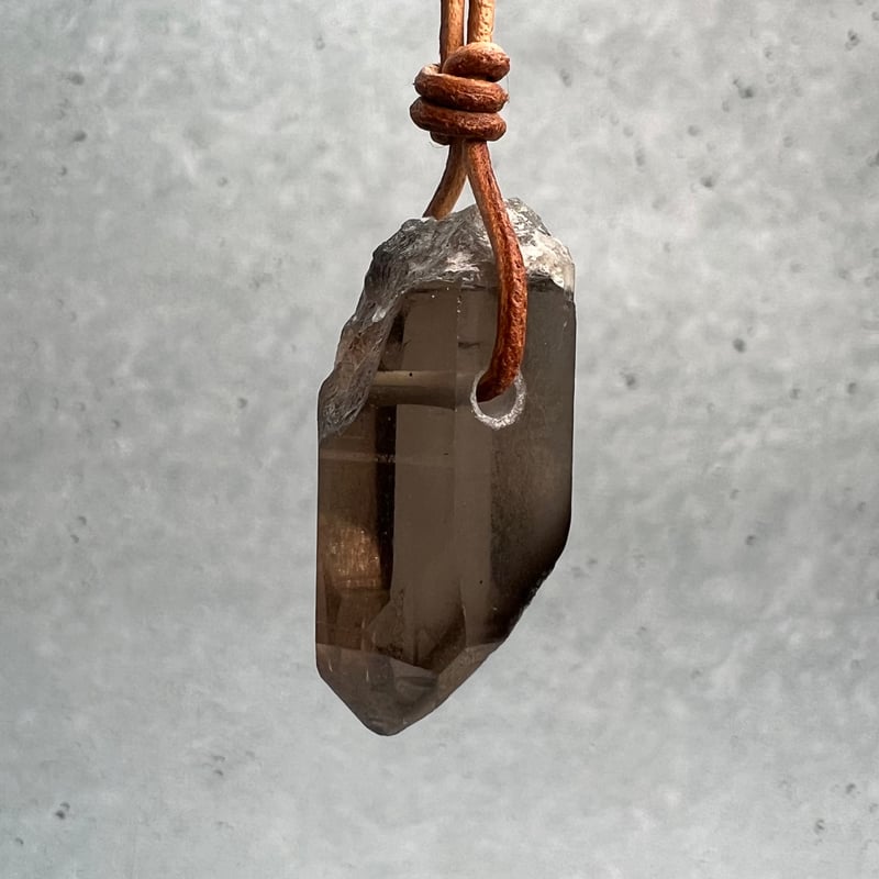 ガウリシャンカール産 ヒマラヤ水晶 ライトスモーキークォーツ 原石　ペンダント 高品質+]ネパール/ガウリシャンカール産ヒマラヤ水晶原石