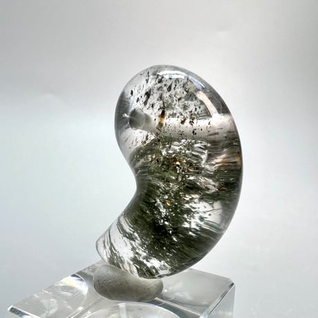 【ガネッシュヒマール産】クローライト&バイオタイトインヒマラヤ水晶"手磨き加工"勾玉/Ganesh Himal Chlorite Biotite in Magatama