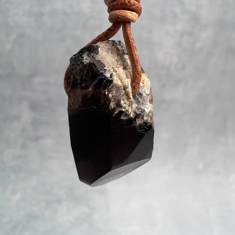 【ガウリシャンカール産】天然ヒマラヤスモーキークォーツ革紐ペンダント②/GauriShankar Himalayan Smoky Quartz Pendant