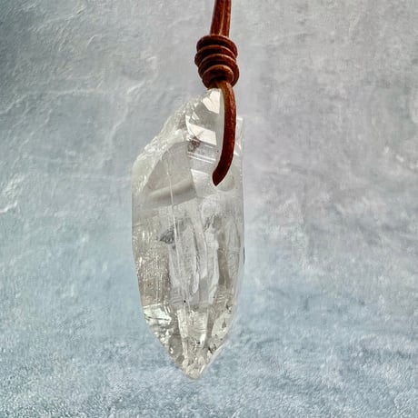 【カイラス産】天然ヒマラヤ水晶革紐付きペンダント⑧/Kailash Himalayan Quartz Pendant
