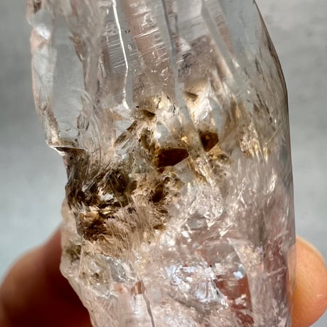 【ガネッシュヒマール産】バイオタイトイン天然ヒマラヤ水晶/Ganesh Himal Biotite in  Himalayan Quartz