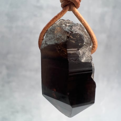 【ガウリシャンカール産】天然ヒマラヤスモーキークォーツ革紐ペンダント①/GauriShankar Himalayan Smoky Quartz Pendant