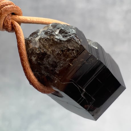 【ガウリシャンカール産】天然ヒマラヤスモーキークォーツ革紐ペンダント①/GauriShankar Himalayan Smoky Quartz Pendant